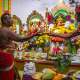 Qui, nel principale luogo di culto della comunit� mauriziana tamil di Bari, c�� tempo per le ultime preghiere e le benedizioni finali e per concludere la lunga celebrazione dedicata alla dea Mariamman
